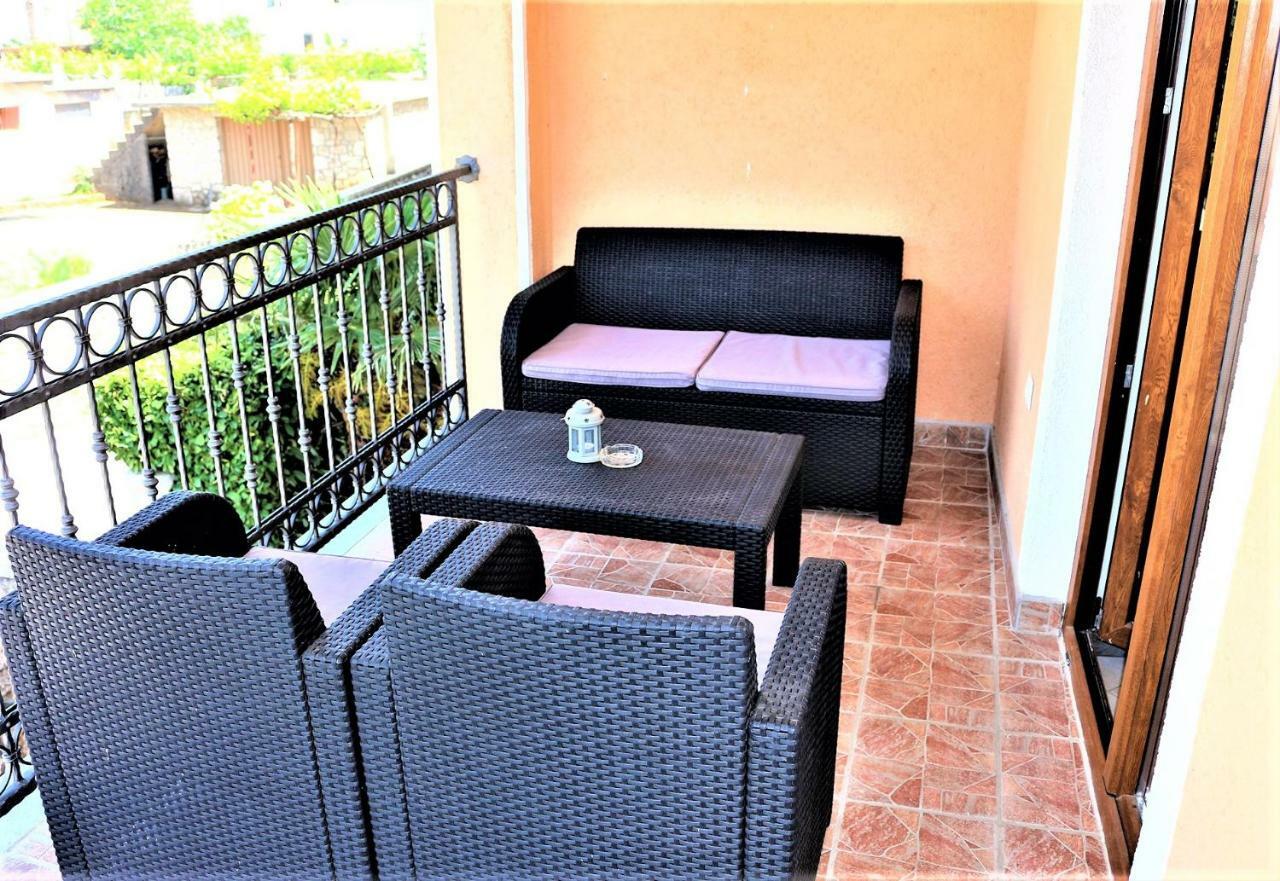 Apartments Mario Малинска Экстерьер фото